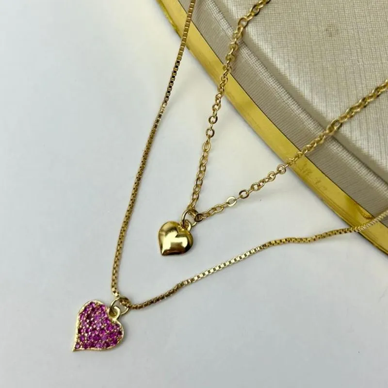 Colar Coração Duplo Cravejado Rosa Banhado a Ouro