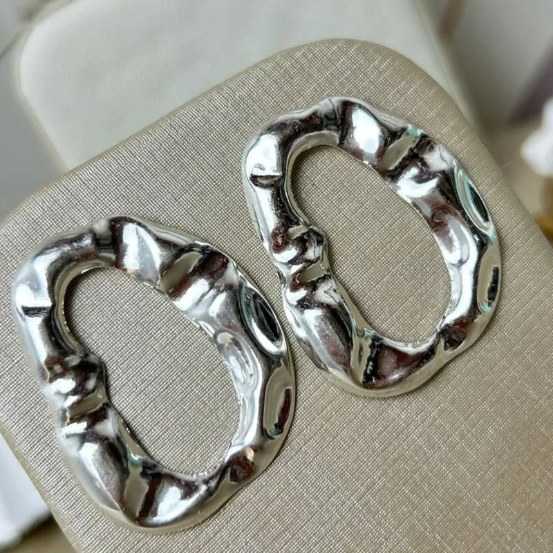 Brinco Oval Vazado Banhado a Prata