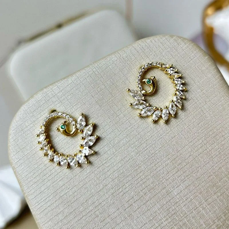 Brinco Pavão Cravejado Banhado a Ouro