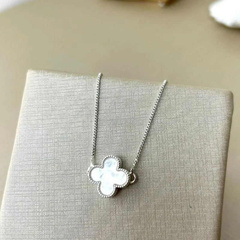 Colar trevo Branco Banhado a Prata