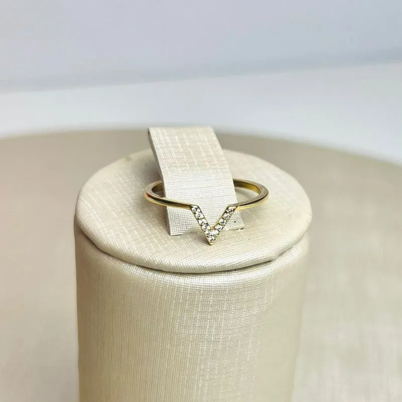 Anel V Cravejado Banhado a Ouro