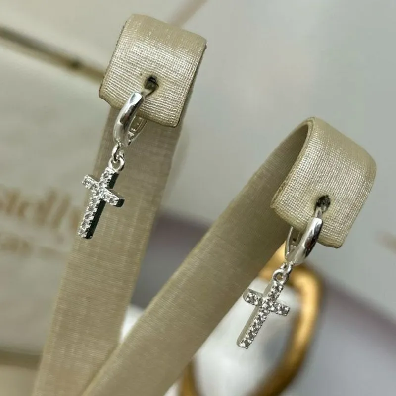 Argola  cruz Cravejada (black) Banhado a Prata