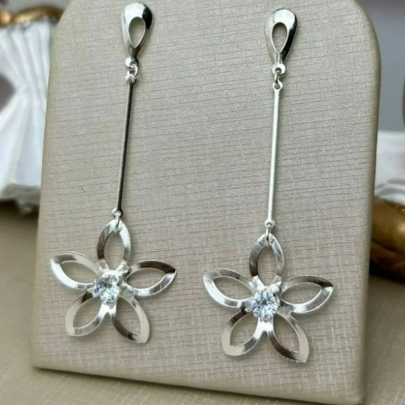 Brinco Flor Vazada Com Zirconia Banhada a Prata