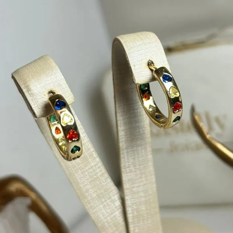 Argola Média com Zirconias Coloridas em Coração Banhada a Ouro