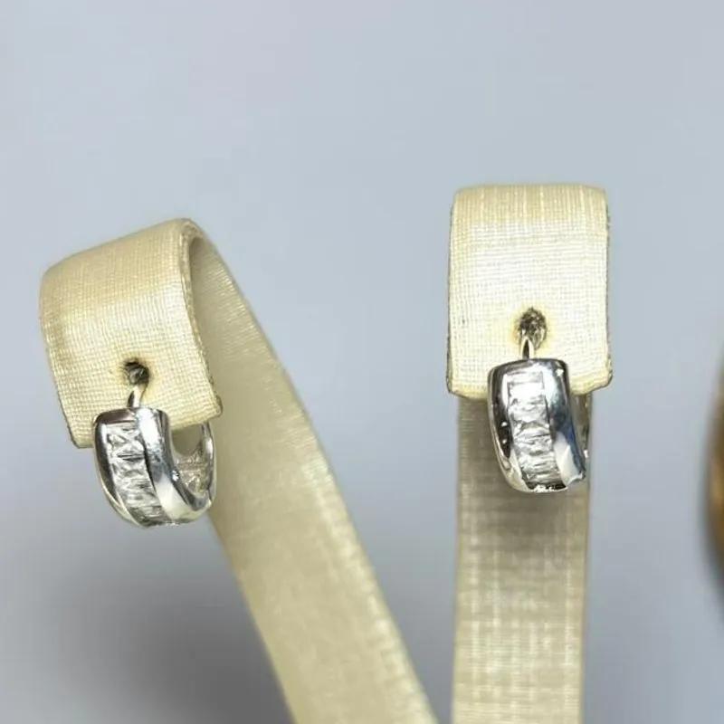 Argola Pequena Cravejada com Zirconia Colorida Banhada a Prata